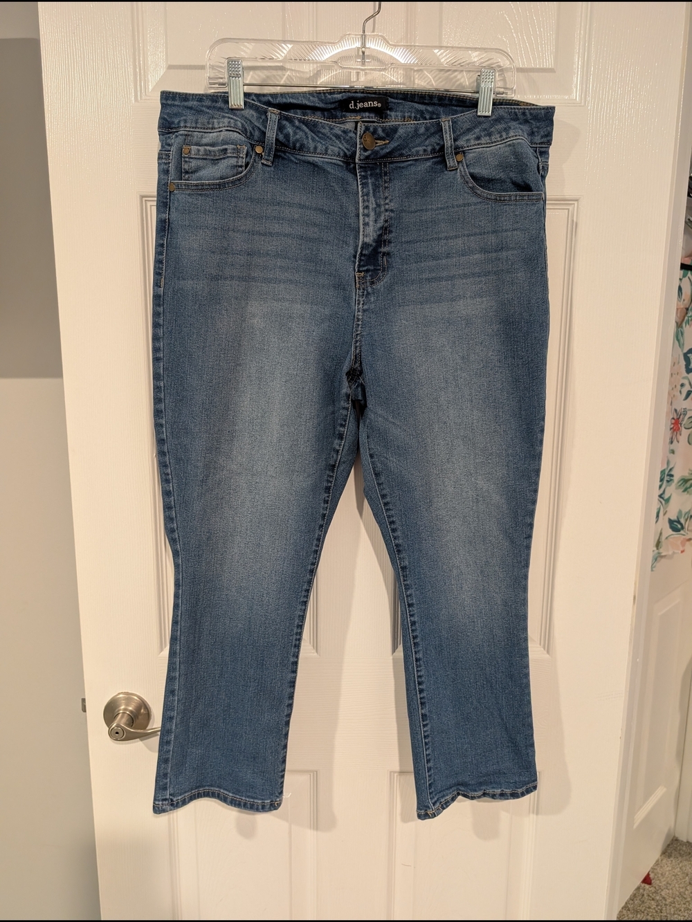 D. Jeans Medium Wash Cropped Denim Jeans in Size 18W